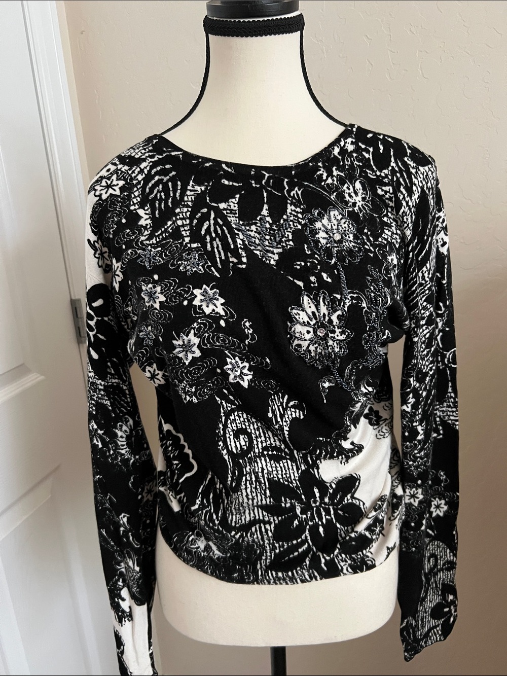 Black & White Floral Scoop Neck Sweater - Women's Long Sleeve